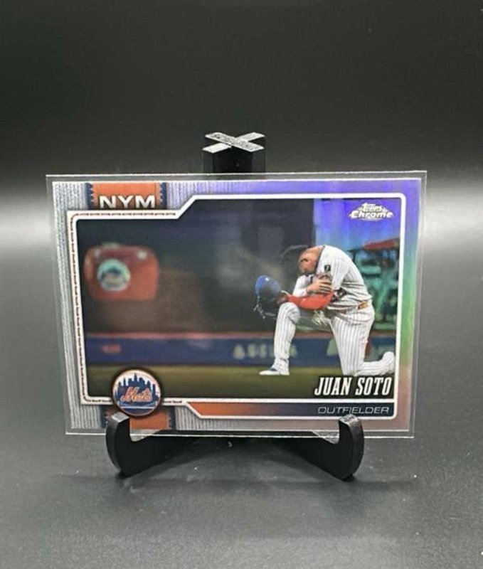 2026 Topps Chrome Juan Soto #17 Image Variation